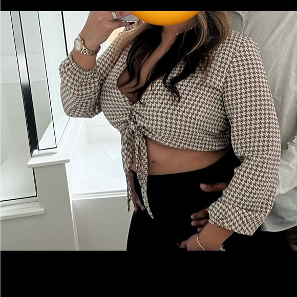 Long sleeve crop top size xs. Worn once. Ties in the front. - Picture 6 of 7